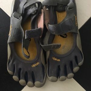 Vibram 5 toed water shoes size 9.5/10
